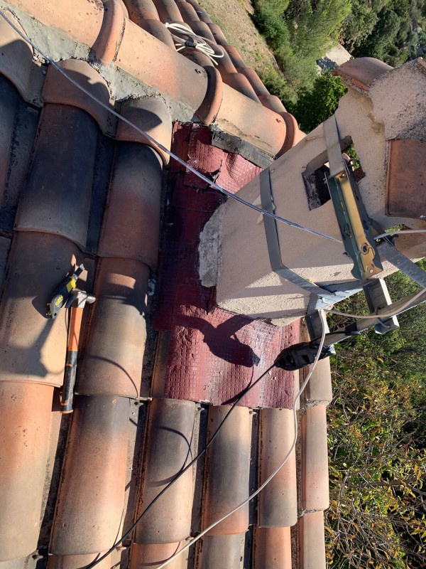 Changement de solin d’étanchéité plomb sur toiture tuile à Marseille