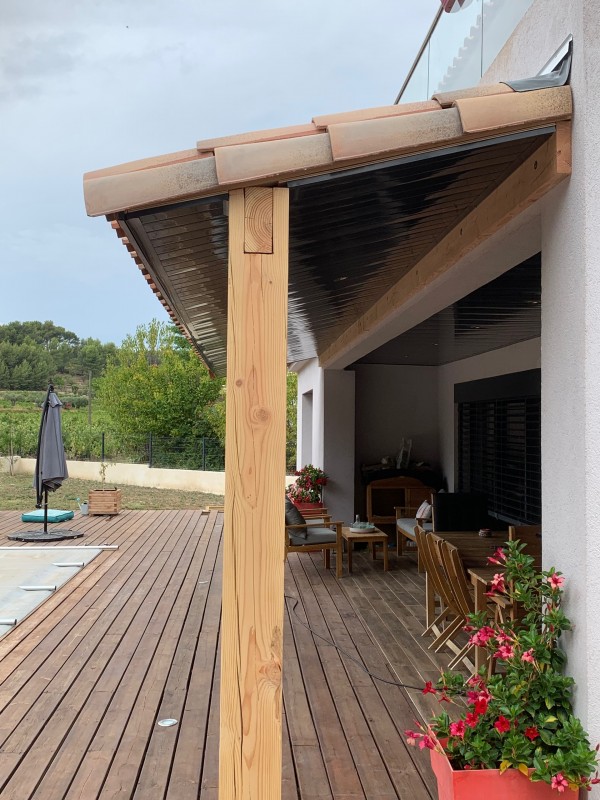 Fabrication et pose d’un appentis en bois Douglas avec couverture en tuile plein sud