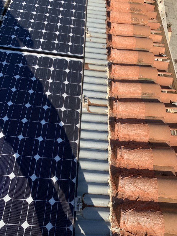 Couvreur pour réparation de fuites sur panneaux solaires photovoltaïques à la Crau dans le var