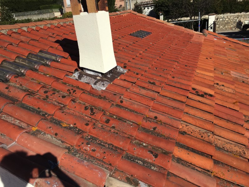 réparation de fuite sur toiture tuile Romane par couvreur qualifié à Toulon var